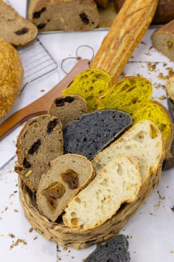 Evde küçük bir zanaatkar fırınından taze ekmek. Çeşitli türde çok sağlıklı ekşi ekmek ürünleri. 