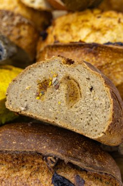 Evde küçük bir zanaatkar fırınından taze ekmek. Çeşitli türde çok sağlıklı ekşi ekmek ürünleri. 