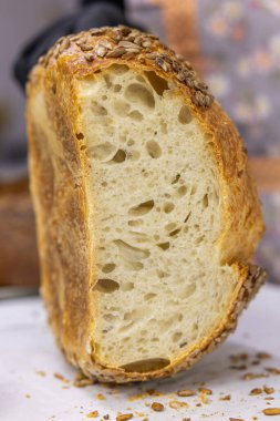 Evde küçük bir zanaatkar fırınından taze ekmek. Çeşitli türde çok sağlıklı ekşi ekmek ürünleri. 