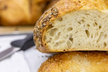 Evde küçük bir zanaatkar fırınından taze ekmek. Çeşitli türde çok sağlıklı ekşi ekmek ürünleri. 