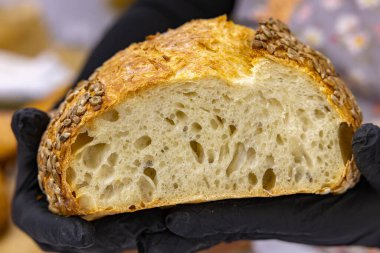 Evde küçük bir zanaatkar fırınından taze ekmek. Çeşitli türde çok sağlıklı ekşi ekmek ürünleri. 