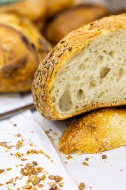 Evde küçük bir zanaatkar fırınından taze ekmek. Çeşitli türde çok sağlıklı ekşi ekmek ürünleri. 