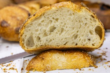 Evde küçük bir zanaatkar fırınından taze ekmek. Çeşitli türde çok sağlıklı ekşi ekmek ürünleri. 