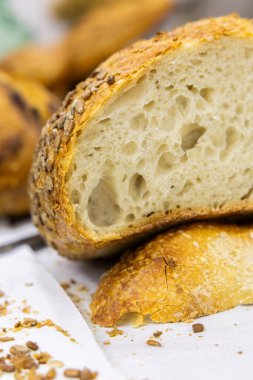 Evde küçük bir zanaatkar fırınından taze ekmek. Çeşitli türde çok sağlıklı ekşi ekmek ürünleri. 