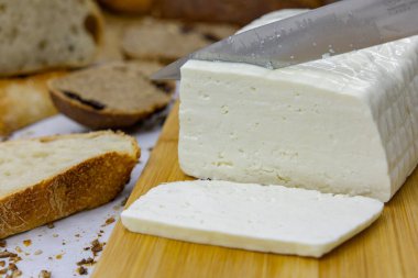 Evde küçük bir zanaatkar fırınından taze ekmek. Çeşitli türde çok sağlıklı ekşi ekmek ürünleri. 