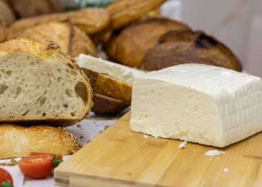 Evde küçük bir zanaatkar fırınından taze ekmek. Çeşitli türde çok sağlıklı ekşi ekmek ürünleri. 