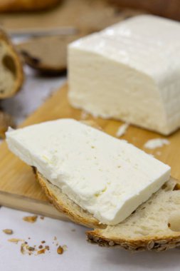 Evde küçük bir zanaatkar fırınından taze ekmek. Çeşitli türde çok sağlıklı ekşi ekmek ürünleri. 