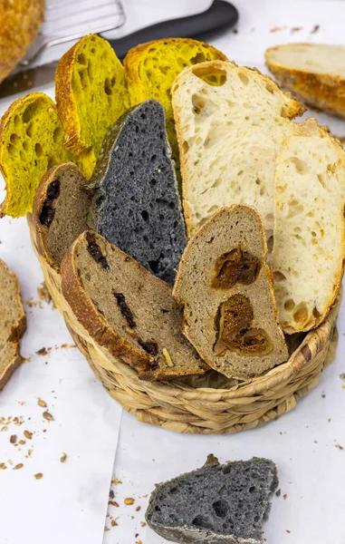 Evde küçük bir zanaatkar fırınından taze ekmek. Çeşitli türde çok sağlıklı ekşi ekmek ürünleri. 