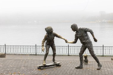 Moldova Cumhuriyeti 'ndeki Chisinau şehrinin sakin bir sonbahar sabahında sisli ve ılık gün ışığına bürünmüş görüntüsü başkentin cazibesini vurguluyor..