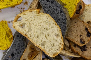 Evde küçük bir zanaatkar fırınından taze ekmek. Çeşitli türde çok sağlıklı ekşi ekmek ürünleri. 