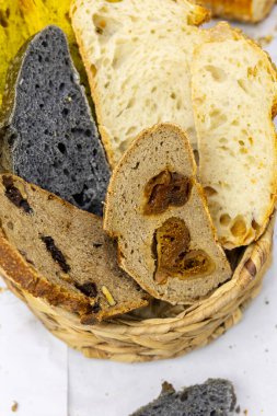 Evde küçük bir zanaatkar fırınından taze ekmek. Çeşitli türde çok sağlıklı ekşi ekmek ürünleri. 