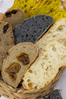 Evde küçük bir zanaatkar fırınından taze ekmek. Çeşitli türde çok sağlıklı ekşi ekmek ürünleri. 