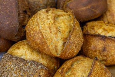 Evde küçük bir zanaatkar fırınından taze ekmek. Çeşitli türde çok sağlıklı ekşi ekmek ürünleri. 