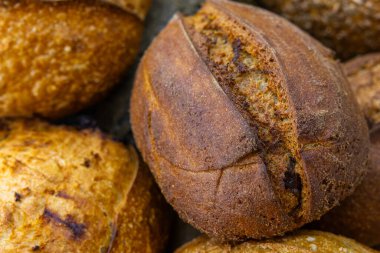 Evde küçük bir zanaatkar fırınından taze ekmek. Çeşitli türde çok sağlıklı ekşi ekmek ürünleri. 