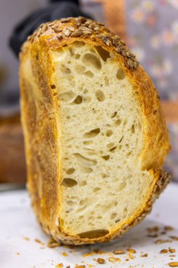 Evde küçük bir zanaatkar fırınından taze ekmek. Çeşitli türde çok sağlıklı ekşi ekmek ürünleri. 