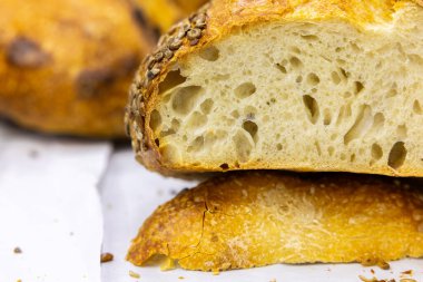 Evde küçük bir zanaatkar fırınından taze ekmek. Çeşitli türde çok sağlıklı ekşi ekmek ürünleri. 