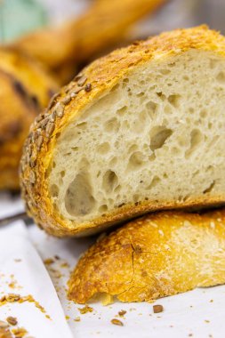 Evde küçük bir zanaatkar fırınından taze ekmek. Çeşitli türde çok sağlıklı ekşi ekmek ürünleri. 