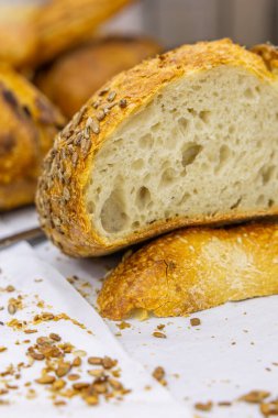 Evde küçük bir zanaatkar fırınından taze ekmek. Çeşitli türde çok sağlıklı ekşi ekmek ürünleri. 