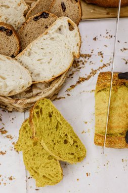 Ev Fırını 'ndan çeşitli sağlıklı ekşi ekmekler. Fırından taze zanaatkar ekmeği. Kırsal Ev Yapımı Pasta