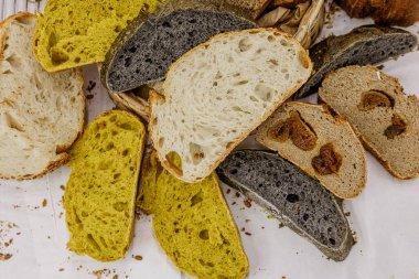 Ev Fırını 'ndan çeşitli sağlıklı ekşi ekmekler. Fırından taze zanaatkar ekmeği. Kırsal Ev Yapımı Pasta