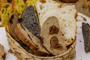 Ev Fırını 'ndan çeşitli sağlıklı ekşi ekmekler. Fırından taze zanaatkar ekmeği. Kırsal Ev Yapımı Pasta