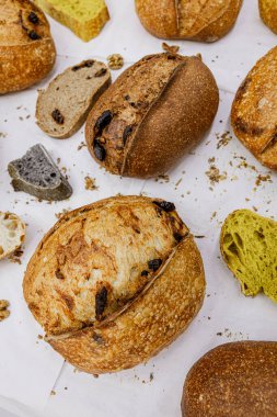 Ev Fırını 'ndan çeşitli sağlıklı ekşi ekmekler. Fırından taze zanaatkar ekmeği. Kırsal Ev Yapımı Pasta