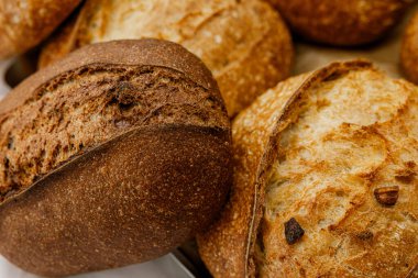 Ev Fırını 'ndan çeşitli sağlıklı ekşi ekmekler. Fırından taze zanaatkar ekmeği. Kırsal Ev Yapımı Pasta