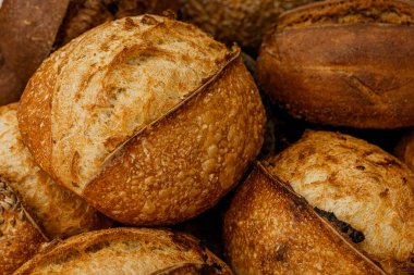 Ev Fırını 'ndan çeşitli sağlıklı ekşi ekmekler. Fırından taze zanaatkar ekmeği. Kırsal Ev Yapımı Pasta