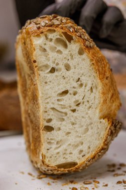 Ev Fırını 'ndan çeşitli sağlıklı ekşi ekmekler. Fırından taze zanaatkar ekmeği. Kırsal Ev Yapımı Pasta