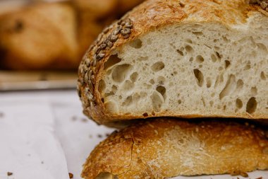 Ev Fırını 'ndan çeşitli sağlıklı ekşi ekmekler. Fırından taze zanaatkar ekmeği. Kırsal Ev Yapımı Pasta