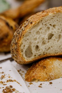 Ev Fırını 'ndan çeşitli sağlıklı ekşi ekmekler. Fırından taze zanaatkar ekmeği. Kırsal Ev Yapımı Pasta