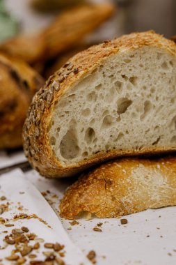 Ev Fırını 'ndan çeşitli sağlıklı ekşi ekmekler. Fırından taze zanaatkar ekmeği. Kırsal Ev Yapımı Pasta