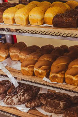 Süpermarketteki pastanenin ahşap tezgahında kuru üzümlü taze pişmiş ekmek.