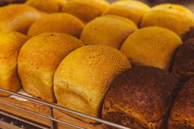 Süpermarketteki pastanenin ahşap tezgahında kuru üzümlü taze pişmiş ekmek.