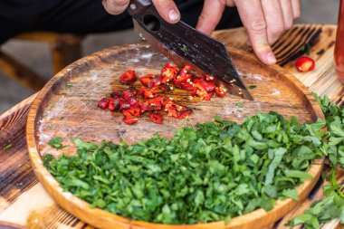 Bir adam Moldova 'nın Gagauzia özerk bölgesindeki bir yangında kazanda geleneksel kuzu çorbası pişiriyor.. 