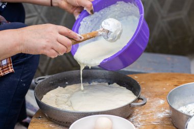 Moldova 'nın kırsal büyükannesi geleneksel ev yapımı peynirli pastayı hazırlıyor. Orijinal Köy Yemekleri. Moldova 'da Sağlıklı Eski Gümrük.