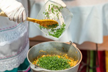 Geleneksel Moldova Teselli Yemeği Büyükanne tarafından pilav ve lahana ile hazırlandı