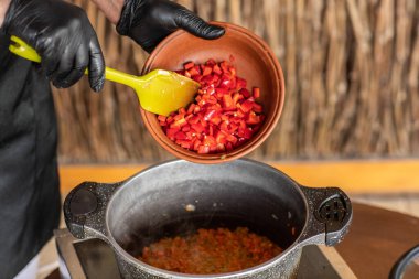 Kırsal Mutfak Sahnesi. Dışarıda Klasik Ev Yemeği Hazırlayan Yaşlı Kadın var. Büyükannem geleneksel aile yemekleri yapıyor. Moldova 'da Kırsal Kültür Mutfağı