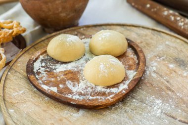 Eski Moldova tariflerini takip ederek özgün ev yapımı bisküviler yapan zanaatkar şef. Miras pişirme sahnesi. Sıcak kırsal mutfak