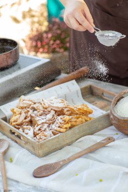 Eski Moldova tariflerini takip ederek özgün ev yapımı bisküviler yapan zanaatkar şef. Miras pişirme sahnesi. Sıcak kırsal mutfak