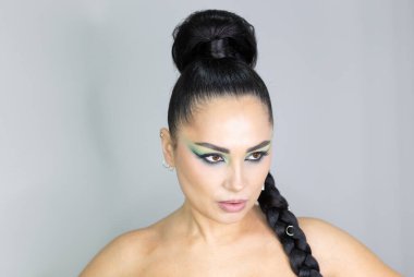 Ortaçağ elbiseli, beyaz atlı güzel bir kadın.. 