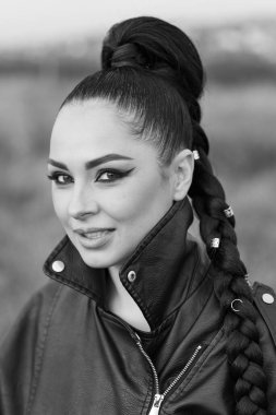 Çekici Avrupalı kadın açık alanda görkemli beyaz bir atla poz veriyor. Özgürlüğü, sakinliği ve doğayla bağlantıyı simgeliyor..