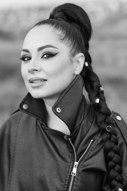 Çekici Avrupalı kadın açık alanda görkemli beyaz bir atla poz veriyor. Özgürlüğü, sakinliği ve doğayla bağlantıyı simgeliyor..