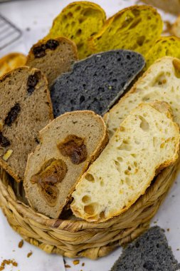 Evde küçük bir zanaatkar fırınından taze ekmek. Çeşitli türde çok sağlıklı ekşi ekmek ürünleri. 