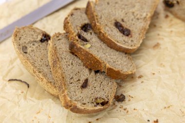 Evde küçük bir zanaatkar fırınından taze ekmek. Çeşitli türde çok sağlıklı ekşi ekmek ürünleri. 