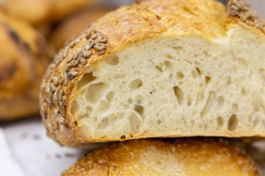 Evde küçük bir zanaatkar fırınından taze ekmek. Çeşitli türde çok sağlıklı ekşi ekmek ürünleri. 