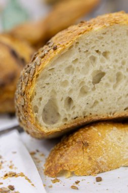 Evde küçük bir zanaatkar fırınından taze ekmek. Çeşitli türde çok sağlıklı ekşi ekmek ürünleri. 