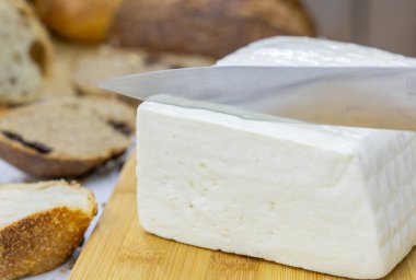 Tahta Kesme Tahtasındaki Taze Beyaz Peynir Bloğu.