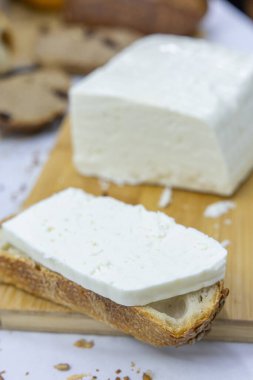 Tahta Kesme Tahtasındaki Taze Beyaz Peynir Bloğu.