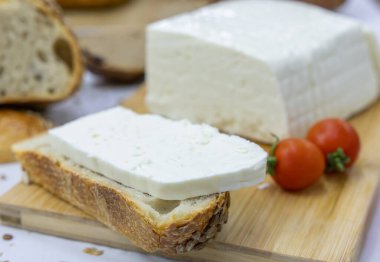 Tahta Kesme Tahtasındaki Taze Beyaz Peynir Bloğu.